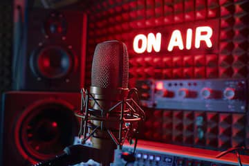 The Evolution of House Music: From Chicago Origins to Global Dancefloors